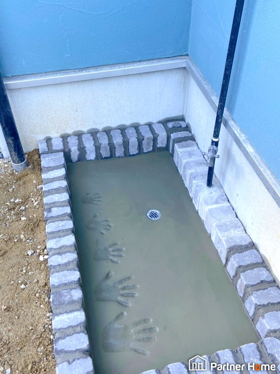 愛知県一宮市にてクラシスホーム住宅のモダン×北欧スタイルの外構エクステリアをデザインしました。水栓には新築記念にコンクリートに手形を残していただけました