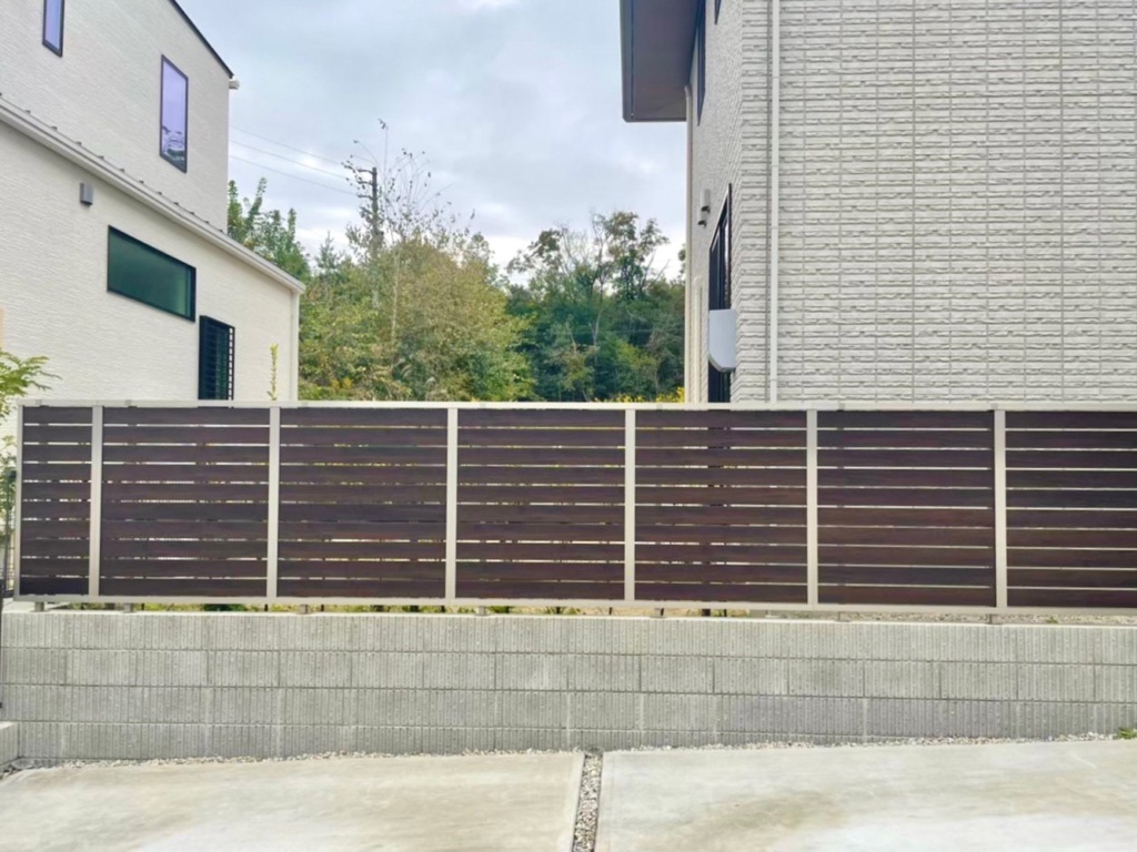 愛知県名古屋市守山区の外構リフォーム工事です。目隠しフェンスの設置〈LIXIL　YS3型〉木目調のアルミ形材です。外部からお庭への視線を遮りプライベート空間を作ります。〈ミライエエクステリア　施工事例〉