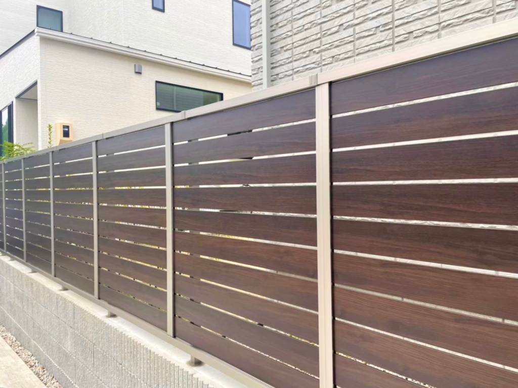 愛知県名古屋市守山区の外構リフォーム工事です。目隠しフェンスの設置〈LIXIL　YS3型〉木目調のアルミ形材です。外部からお庭への視線を遮りプライベート空間を作ります。〈ミライエエクステリア　施工事例〉